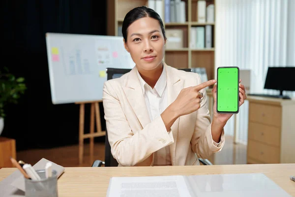 Jovem Economista Confiante Sexo Feminino Apontando Para Tela Verde Smartphone — Fotografia de Stock