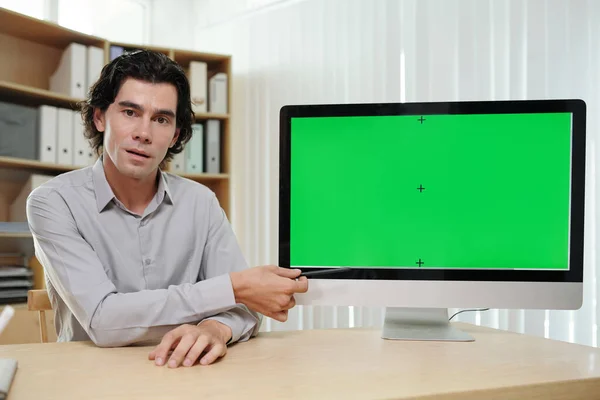 Hombre Negocios Entrenador Confianza Apuntando Pantalla Verde Computadora Mientras Hace — Foto de Stock
