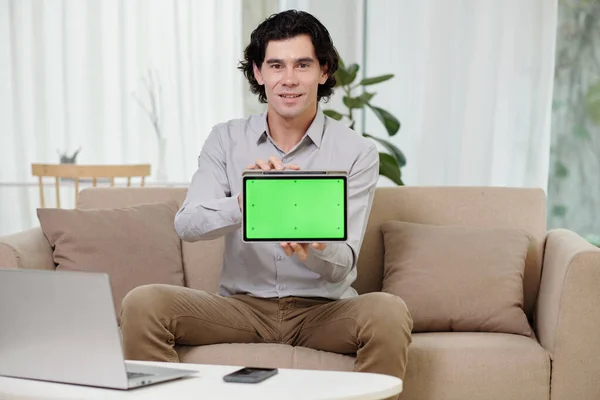 Junge Selbstbewusste Businesstrainerin Zeigt Leeren Grünen Bildschirm Des Tablets Während — Stockfoto