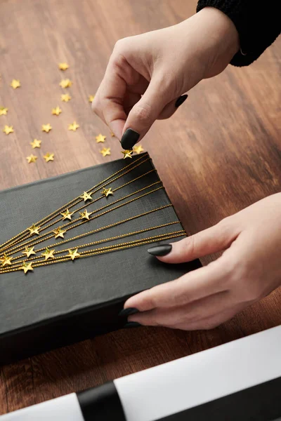 Imagen Cerca Mujer Que Decora Caja Regalo Con Cordel Oro —  Fotos de Stock