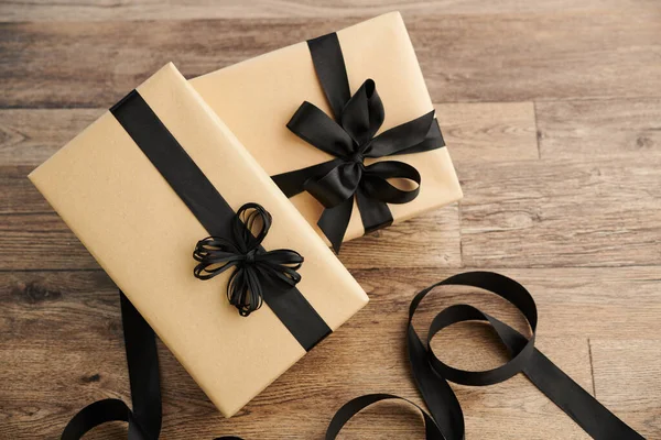 用包装纸和黑带装饰的生日礼物 — 图库照片