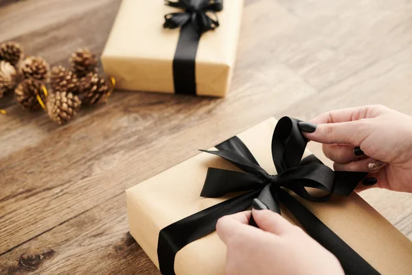 Frauenhände Schmücken Geburtstagsgeschenk Mit Schwarzem Seidenband — Stockfoto