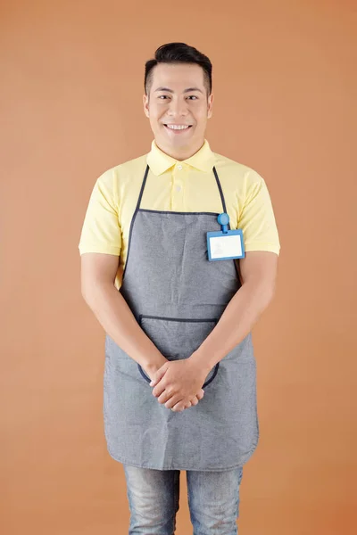 Porträt Eines Lächelnden Asiatischen Baristas Grauer Schürze Mit Bagde Der — Stockfoto