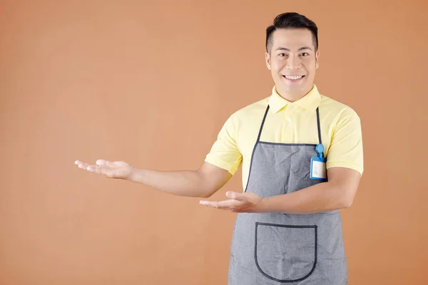 Porträt Eines Lächelnden Asiatischen Kellners Der Kunden Coffeeshop Oder Café — Stockfoto