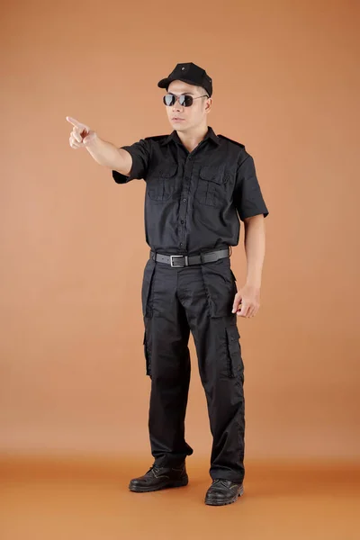Poważny Oficer Ochrony Czapce Okularach Wskazujących Palcem Wskazującym — Zdjęcie stockowe