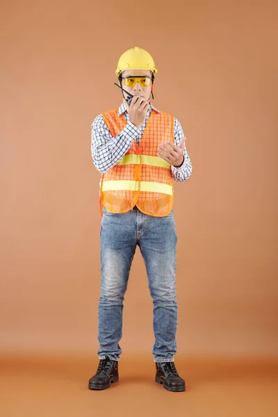 Narancssárga Mellényes Vállalkozó Portréja Védőszemüveg Keménykalap Beszél Walkie Talkie — Stock Fotó