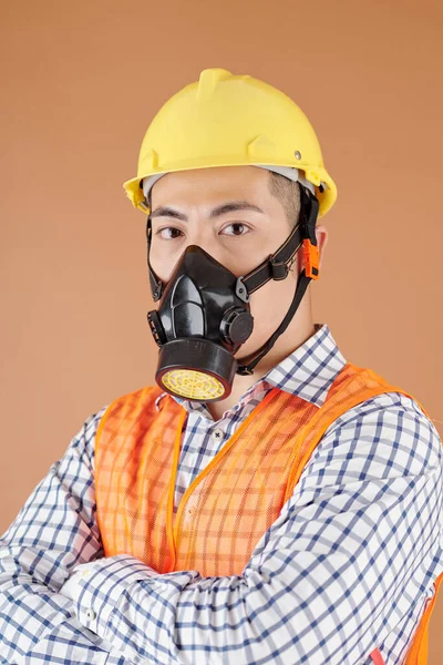 Σοβαρός Επιστάτης Φορώντας Μάσκα Αερίου Και Hardhat Διασχίζει Χέρια Και — Φωτογραφία Αρχείου