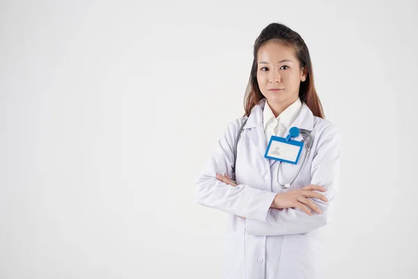 Vážný Mladý Asijský Lékař Nosit Plášť Když Stojí Proti Bílému — Stock fotografie