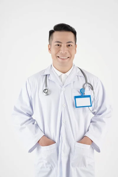 Портрет Усміхненого Азіатського Лікаря Який Кладе Руки Кишені Свого Пальто — стокове фото