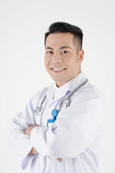 Estudio Retrato Feliz Médico Asiático Cruzando Brazos Mirando Cámara — Foto de Stock
