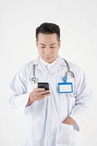 Hausarzt Laborkittel Checkt Benachrichtigungen Auf Smartphone — Stockfoto