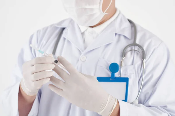 Ruce Doktora Gumových Rukavicích Které Drží Injekční Stříkačku Vakcínou Proti — Stock fotografie