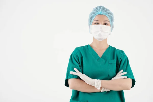 Portret Van Vrouwelijke Chirurg Operatiekleding Handschoenen Hoed Medisch Masker Kruisende — Stockfoto