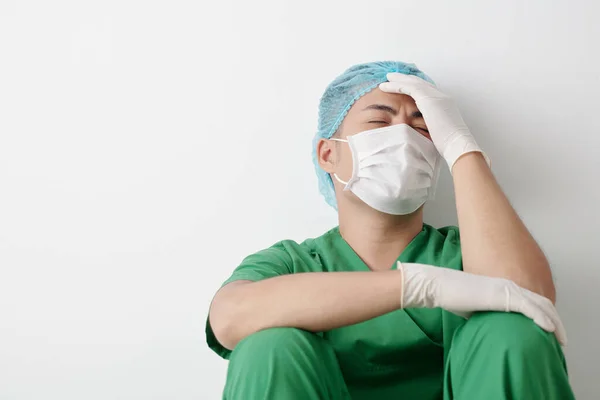 Cirujano Desesperado Estresado Sufrimiento Máscara Médica Después Perder Paciente —  Fotos de Stock