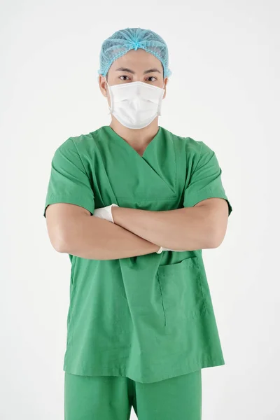 Retrato Cirurgião Grave Esfoliação Verde Máscara Médica Cruzando Braços Olhando — Fotografia de Stock