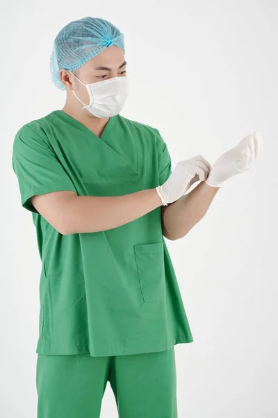 Seriöser Chirurg Schutzmaske Zieht Vor Der Operation Gummihandschuhe — Stockfoto