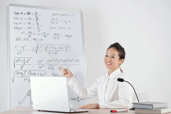 Sorrindo Jovem Professor Matemática Asiática Apontando Para Quadro Branco Com — Fotografia de Stock