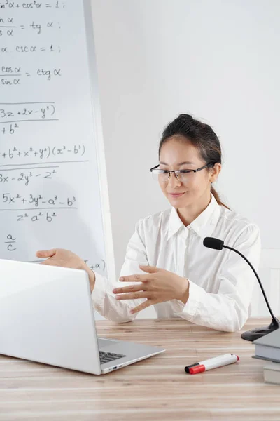 Smiling Math Tutor Explaining Difficult Topic Student Online Class — Stock Photo, Image
