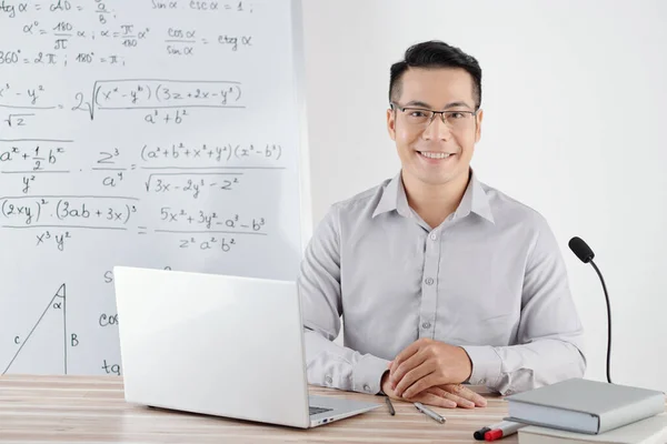 Retrato Profesor Matemáticas Feliz Enseñanza Distancia Que Está Grabando Lección — Foto de Stock