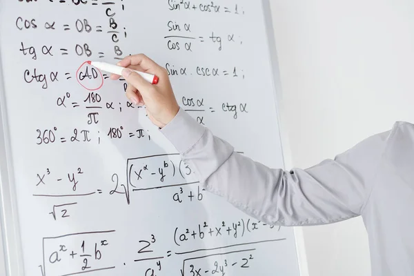 Mãos Professor Matemática Variável Circulando Fórmula Quadro Branco Com Iluminador — Fotografia de Stock