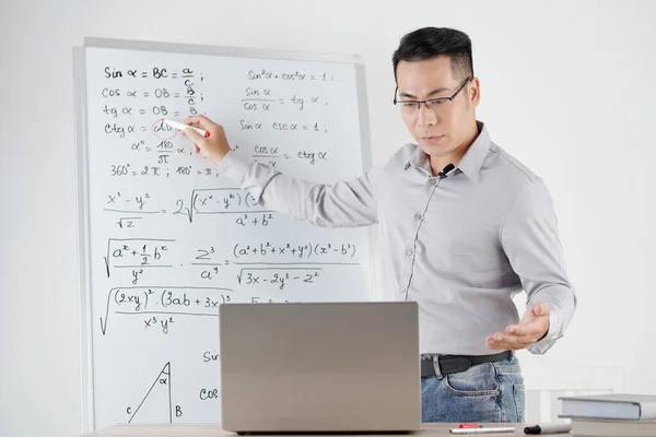 Matematik Lärare Svara Frågan Student Och Förklara Varje Variabel Formel — Stockfoto