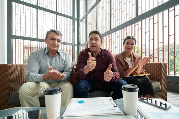 Επιχειρηματίες Παλαμάκια Και Δείχνει Αντίχειρες Στο Συνάδελφο Μιλώντας Απευθείας Σύνδεση — Φωτογραφία Αρχείου