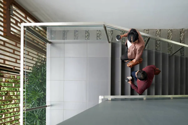 Arkadaşları Kahve Içip Merdivenlerden Yukarı Çıkıp Haberleri Tartışıyor Yukarıdan Bakıyorlar — Stok fotoğraf