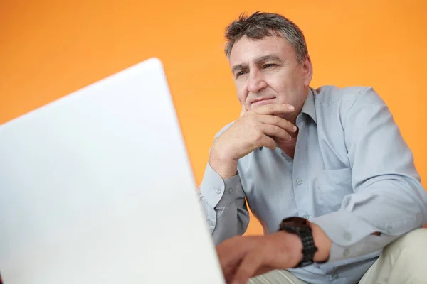 Umsichtiger Senior Unternehmer Liest Mail Oder Vertrag Auf Laptop Bildschirm — Stockfoto