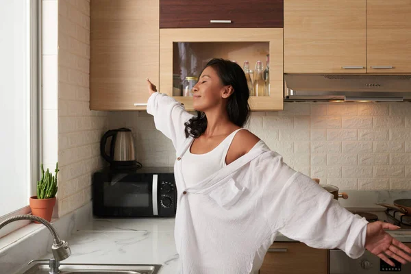 Smiling Young Woman White Top Cotton Shirt Stretching Back Kitchen — Stock Photo, Image