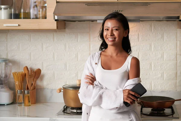 Retrato Jovem Feliz Pijama Segurando Smartphone Mãos Quando Balcão Cozinha — Fotografia de Stock