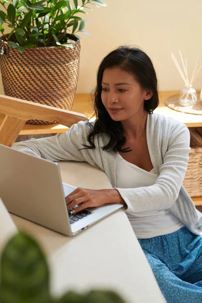 Sorrindo Jovem Mulher Trabalhando Laptop Casa Codificando Testando Novo Produto — Fotografia de Stock