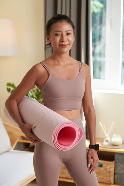 Porträt Einer Positiven Jungen Frau Sportkleidung Die Eine Yogamatte Hält — Stockfoto