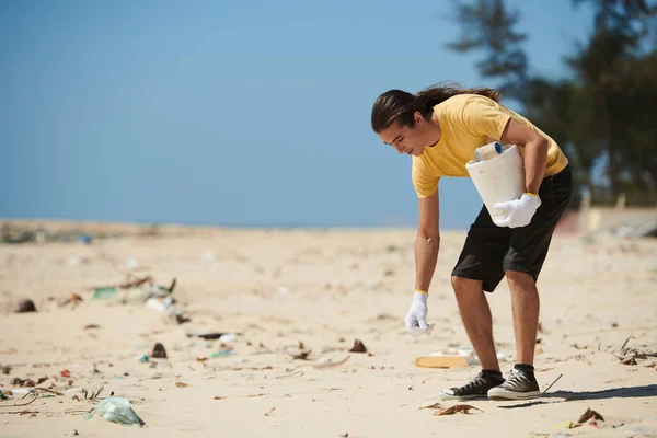 Młody Człowiek Zbierający Śmieci Piaszczystej Plaży Koncepcja Zanieczyszczenia Środowiska — Zdjęcie stockowe