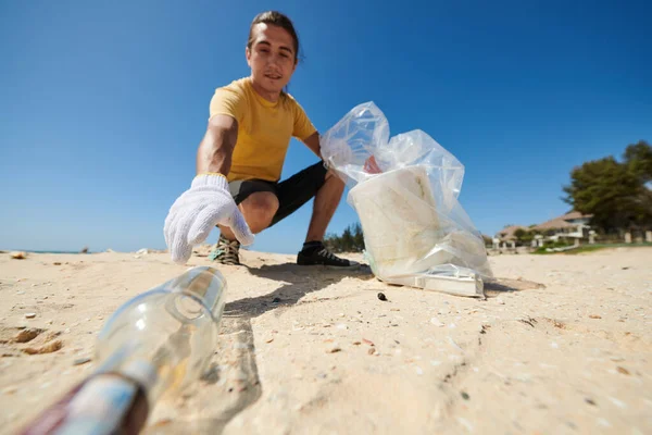 积极活动分子在海滩捡玻璃瓶 环境保护概念 — 图库照片