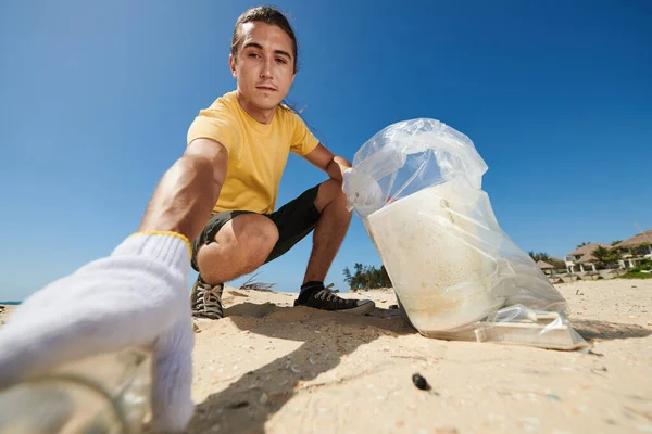 Молодой Активист Собирает Стеклянные Пластиковые Отходы Берегу Океана — стоковое фото