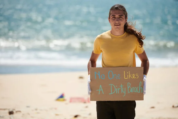 積極的な若い活動家誰も汚いビーチのプラカードが好きではない — ストック写真