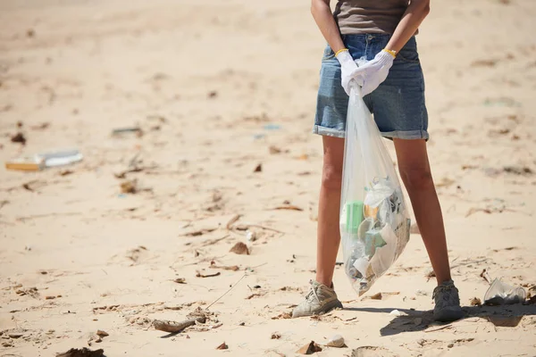 她在海滩上捡了一大袋垃圾的女人的剪影 拯救地球和生态概念 — 图库照片