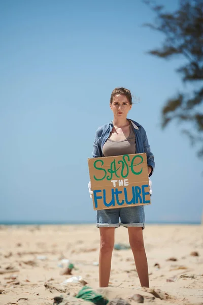 Jovem Voluntária Séria Praia Suja Com Salvar Futuro Cartaz — Fotografia de Stock