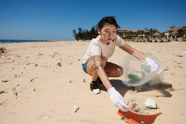 Jonge Vrouw Schoonmaken Kustzone Zet Gemorst Afval Grote Plastic Zak — Stockfoto