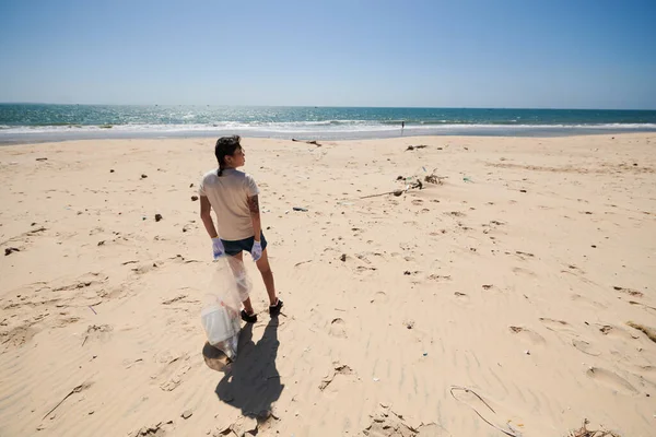 Donna Che Raccoglie Spazzatura Spiaggia Grande Sacchetto Plastica Tutela Dell — Foto Stock