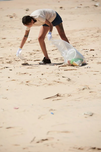 Женщина Волонтер Убирает Пластиковые Отходы Песчаном Побережье Океана — стоковое фото