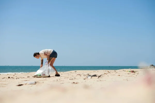 Молодая Женщина Собирает Мусор Брошенный Штурмом Песчаном Пляже — стоковое фото