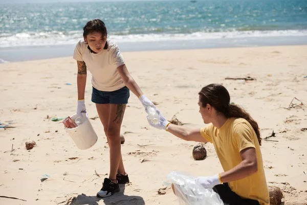 在海滩捡垃圾时戴白色手套的夫妇 环境保护和地球污染概念 — 图库照片