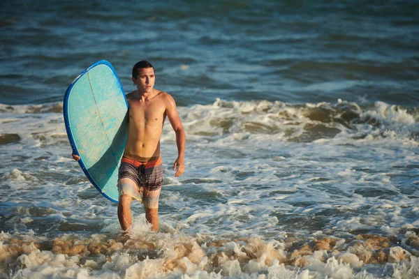 Mladý Muž Kráčí Oceánu Surfování Paprscích Zapadajícího Slunce — Stock fotografie