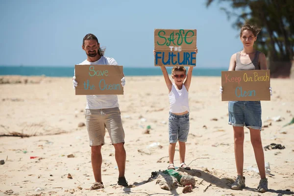 Família Ativistas Protestando Praia Suja Com Cartazes Pedindo Para Manter — Fotografia de Stock
