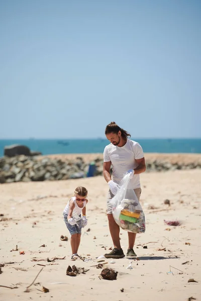 Чоловік Доброволець Його Маленька Дочка Гуляють Пляжі Збирають Сміття Великому — стокове фото