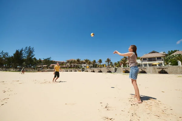 Young Couple Ing Volleyball Sandy Beach Sunny Day — Stock Photo, Image