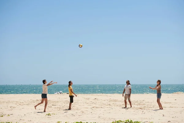 Skupina Šťastných Mladých Lidí Ing Volejbal Pláži Slunečného Dne — Stock fotografie