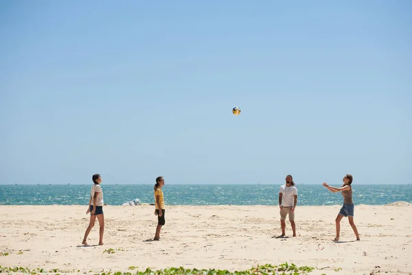 Skupina Šťastných Lidí Ing Plážový Volejbal Letní Den — Stock fotografie