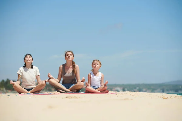 Little Girl Two Women Meditating Lotus Position Sandy Beach Enjoying — Stock Photo, Image